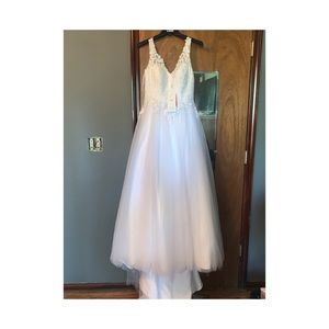 Sz 6 JJ’s House brand new w/tag wedding gown
